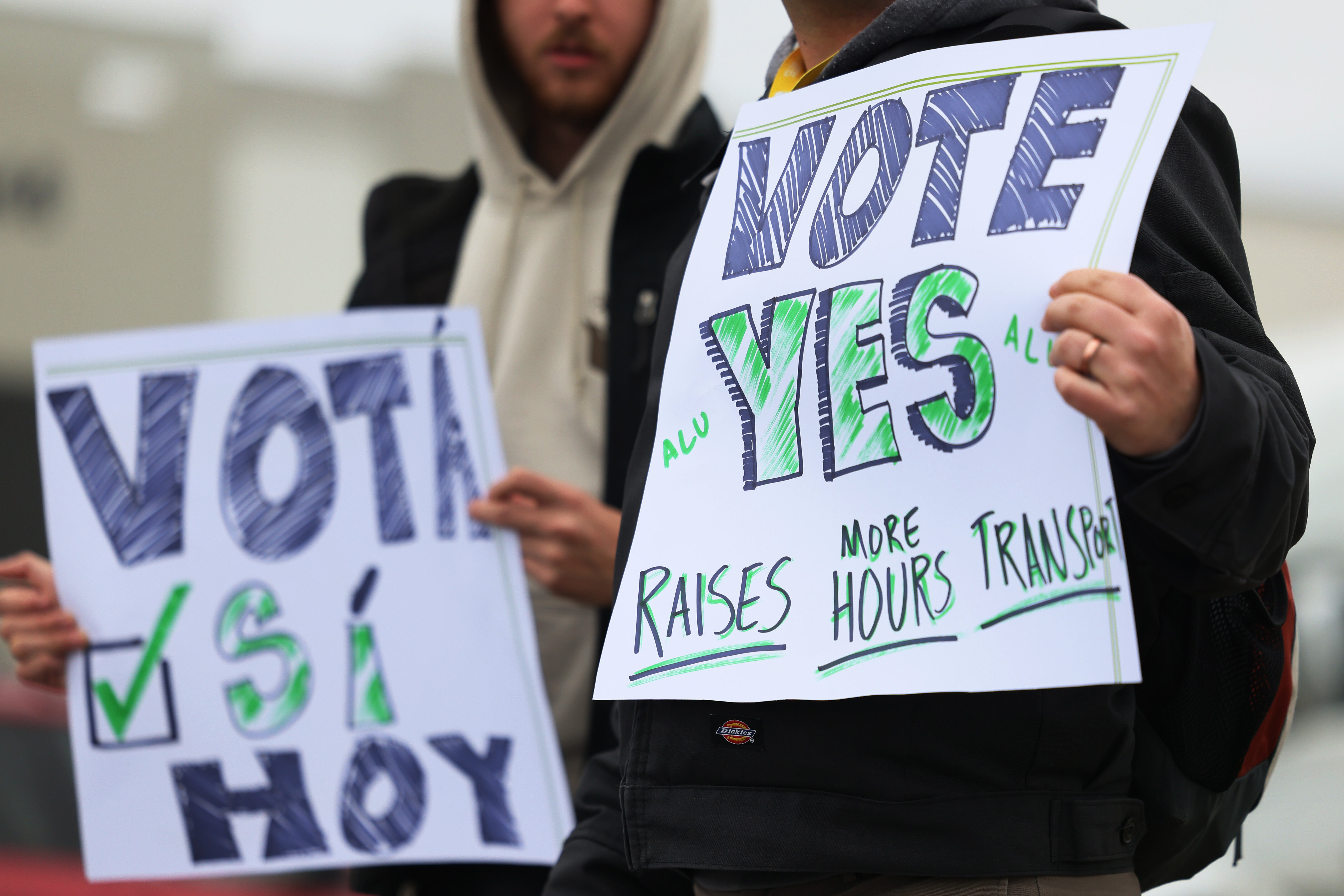 Union supporters outside Amazon's LDJ5 facility in New York City in 2022.